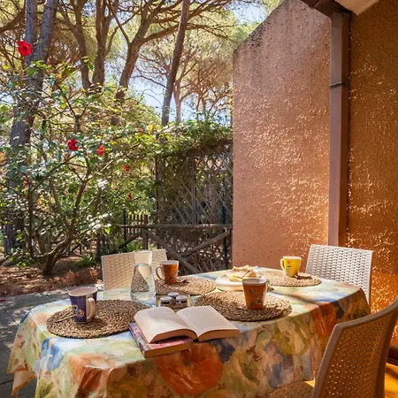 Hébergement de vacances Small With Garden, Steps From The *